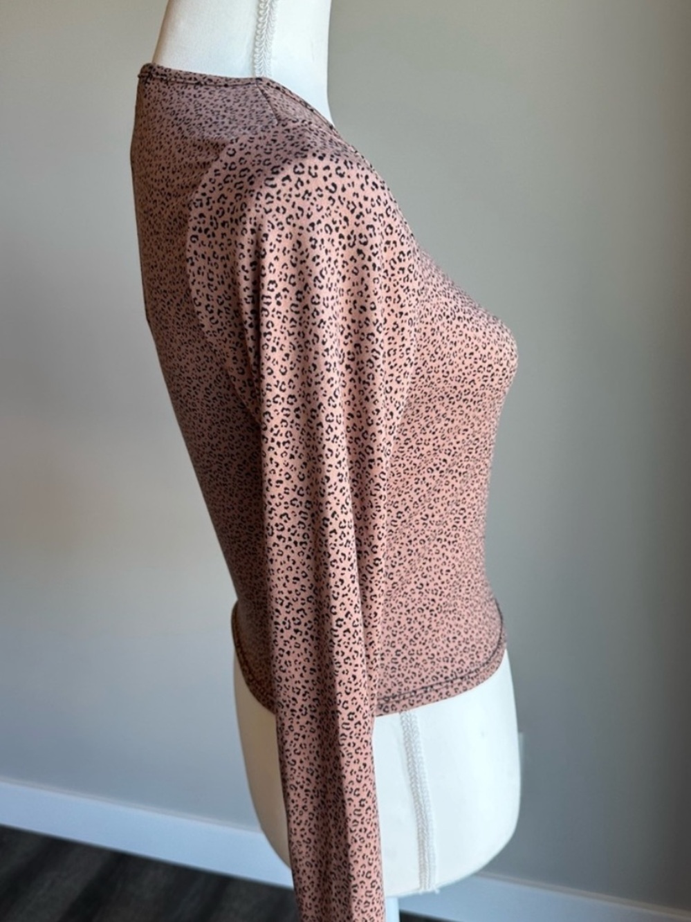 Gaze DTLA NWT Long Sleeve Cropped Leopard Print Top - Tan Size Small - Picture 3 of 11